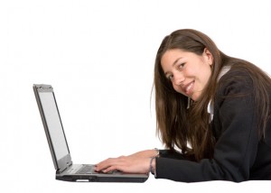 אישה גולשת במחשב נייד